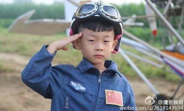 Китайский 5-летний мальчик, Хэ Ид по прозвищу Додо стал обладателем титула самый юный пилот мира и попал в Книгу рекордов Гиннеса. Он совершил самостоятельный 35-минутный полет над Пекинским природным заповедником.