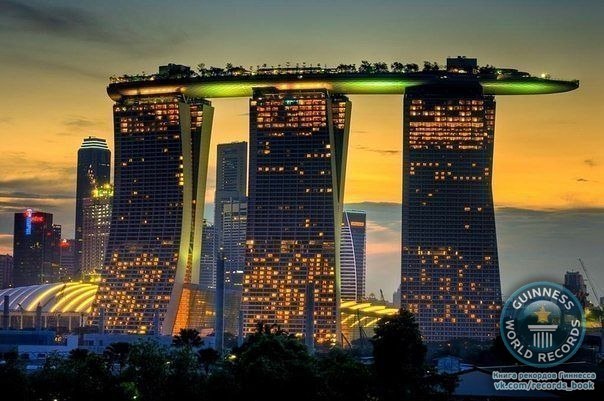 Один из самых необычных, высоких и дорогих отелей мира- Marina Bay Sands в Сингапуре.