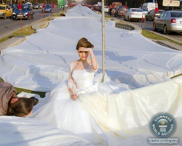Румынская модель Эма Думитреску надела самый длинный в мире свадебный шлейф. Его длина составила два километра 779 метров и 90,5 сантиметров.