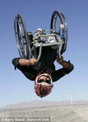Каскадер Аарон Фотерингем сделал двойное сальто в инвалидной коляске