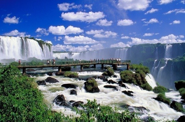 Водопад Игуасу, Аргентина - Бразилия. Назван как самый величественный и красивый водопад в мире, Игуасу – настоящее чудо природы. Правильнее сказать, что это каскад водопадов, расположенный на границе Аргентины, Бразилии и Парагвая.