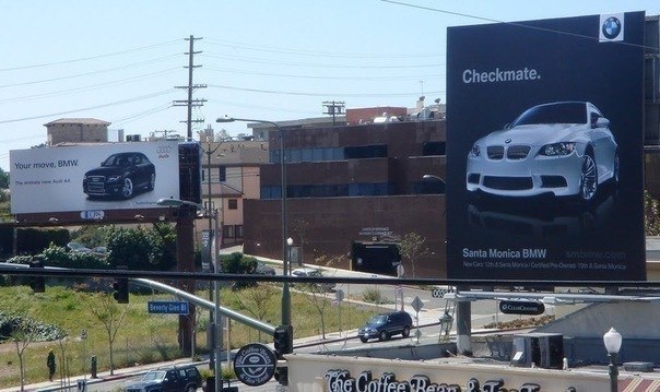 В 2009 году Audi разместила рекламный щит модели A4, глаcящий: "Твой ход, BMW". В ответ рядом был установлен щит от BMW, рекламирующий модель M3. Надпись на щите: "Шах и мат".