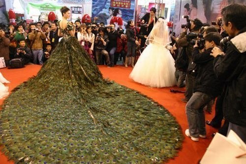 Необыкновенное свадебное платье сшили в Китае. 