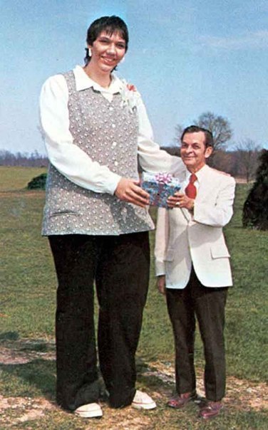 Самая высокая женщина в мире - Сэнди Аллен, родившаяся в Индианаполисе в 1955 году. Она начала расти еще в детстве. Так, ее рост к 10 годам жизни составил 190 сантиметров, а к 16 — 216 см! В итоге она смогла вырасти аж до 232 см, при этом весила 209 килограмм и носила обувь 55 размера! В детстве, как и в юношестве, Сэнди постоянно подвергалась насмешкам от ребят — они называли ее монстром, великаном, фриком… Сама она даже не хотела задумываться о том, как ее обзывали за глаза.