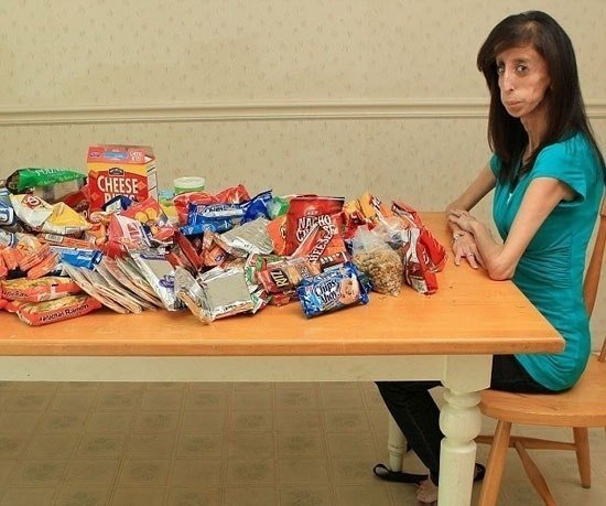 Американка Лиззи Веласкес ест около 60 раз в день и весит 25 кг.