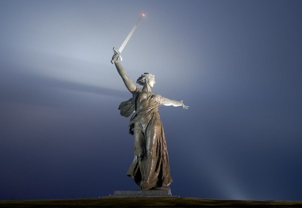 Самая большая статуя в России находится в городе Волгограде на Мамаевом кургане. Общая высота памятника 85 метра , высота женской фигуры 52 метра , общая масса женской фигуры 8 тысяч тонн. В руках у самой большой статуи в России , находится огоромный 33 метровый меч , весом в 14 тонн. Возможно этот меч является самым большим мечом в мире.
