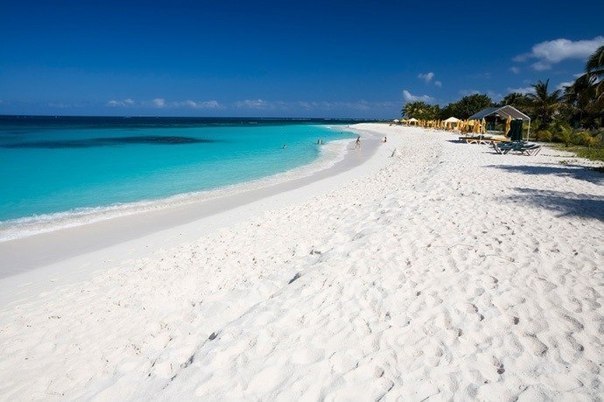 Пляж Hyams Beach в бухте Джарвис, Австралия, занесен в книгу рекордов Гиннесса как пляж с самым белый песком на земле. Говорят, что очутившись на Hyams Beach, кажется, будто вокруг лежит снег или несметные запасы мелкой поваренной соли.