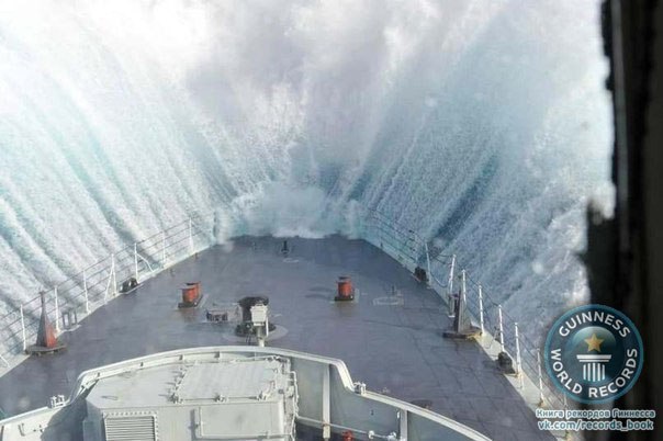 Фото с корабля, попавшего в сильный шторм