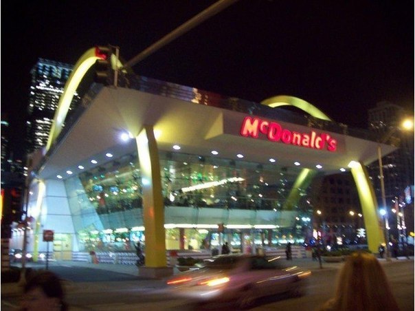 Самый большой ресторан фирмы "Макдоналдс" находиться в Чикаго, его площадь 2230 метров.