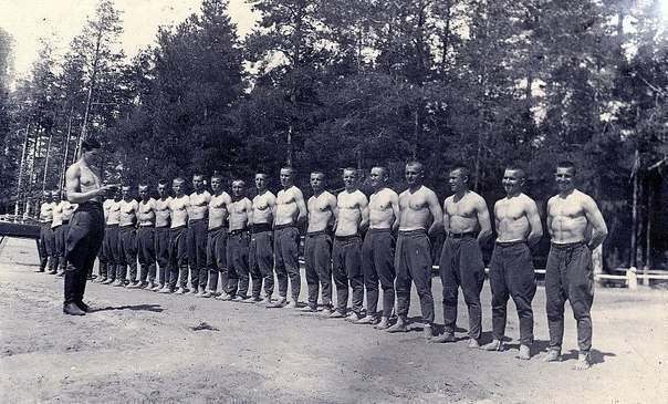 Курсанты Смоленского артиллерийского училища на занятиях по физической подготовке. Юноши 50 лет назад.