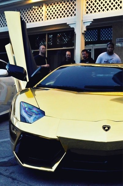 Самый дорогой в мире Lamborghini Aventador, сделанный из чистого золота. США, Нью-Йорк.