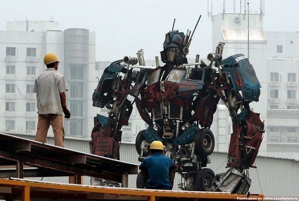 10-метровый робот-транформер, сделанный из автолома, Пекин.