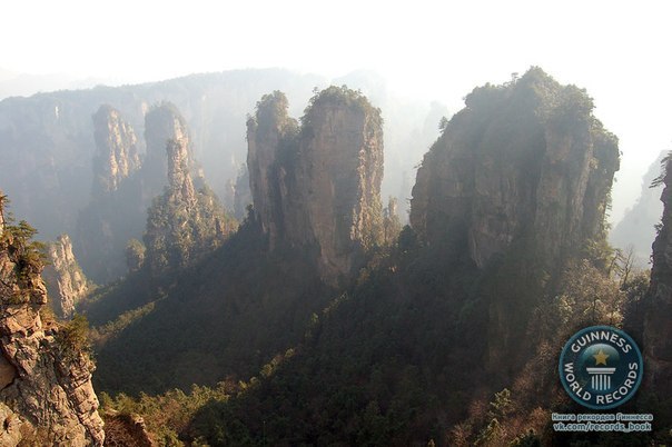 Эти горы находятся в Китае и называются Хуаншань (Желтые горы). Именно ими вдохновился Джеймс Камерон, чтобы нарисовать летающие острова Пандоры.