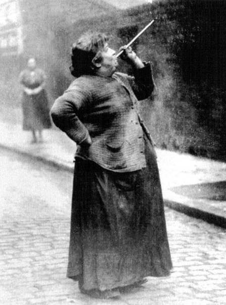 Мэри Смит зарабатывала шесть пенсов в неделю стреляя из трубочки горохом в окна спящих рабочих. Лондон. Великобритания. 1917 год.