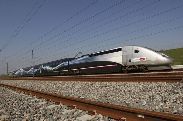 Французский высокоскоростной поезд TGV установил мировой рекорд скорости для поездов. На скоростной трассе Париж – Страсбург он достиг отметки в 574,8 км/ч