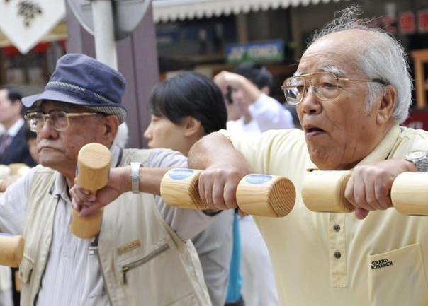В Японии в настоящее время живёт больше 50 тысяч человек старше 100 лет.