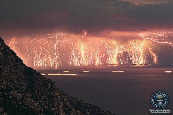 Эти 70 молний были запечатлены во время шторма на острове Икария. Фото сделано с применением длинной выдержки