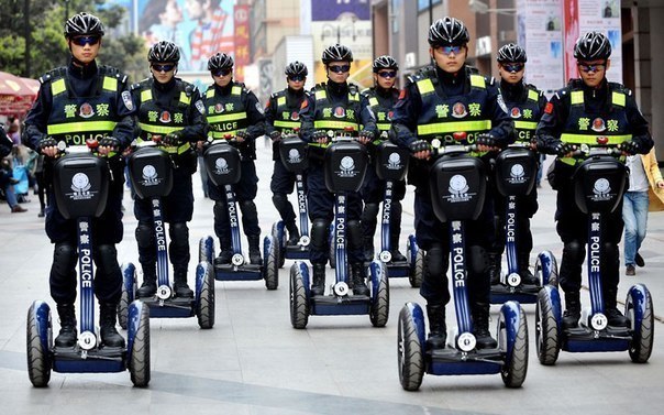 Суровые китайские полицейские патрулируют город Чэнду, провинция Сычуан.