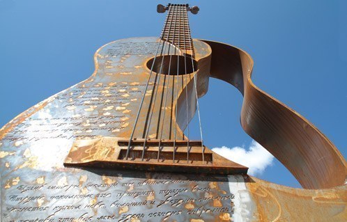 Самая большая функционирующая гитара весит более тонны и имеет длину более 13 м.