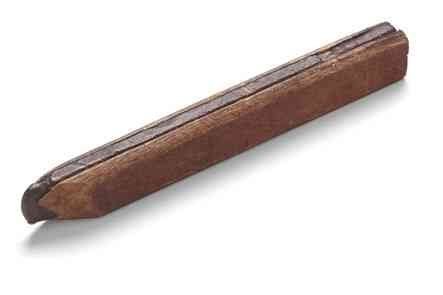 Самый древний карандаш в мире. Его нашли в деревянном доме, построенном приблизительно в 1630-м году.