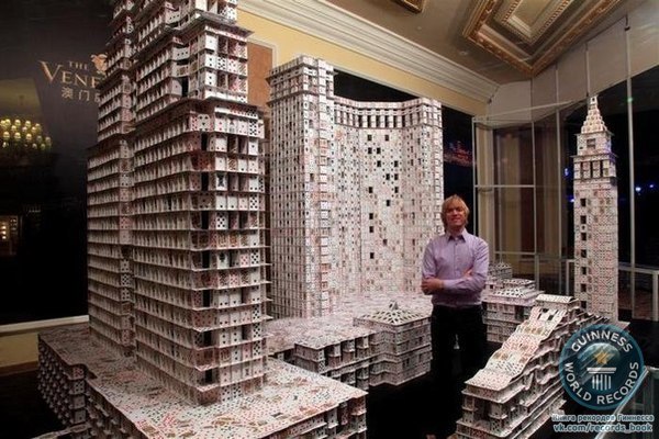 Брайан Берг – самый терпеливый человек на свете! Он собирает просто невероятные конструкции из игральных карт, а потом… сам же их и разрушает!