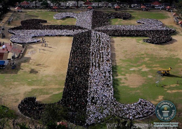 Филиппинские студенты, преподаватели и работники Университета Санто-Томас сделали Доминиканский крест, который вошел в Книгу рекордов Гиннеса. Крест состоял из более чем 20 000 человек. (Photo by Aaron Favila/Associated Press)