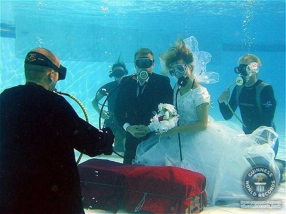 Cамая многочисленная свадьба под водой