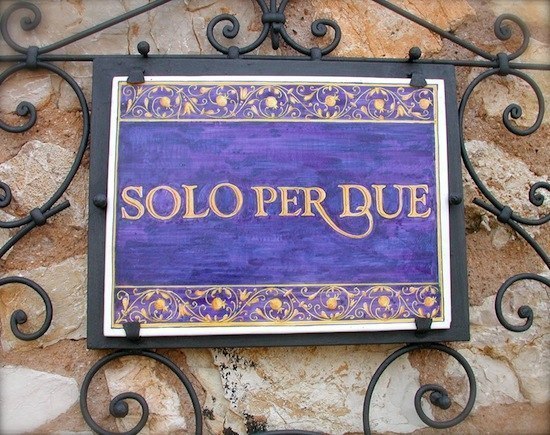 В маленьком итальянском городе Ваконе есть ресторан "Только для двоих". Заказывать места в нем нужно за полгода, поскольку там всего один столик.
