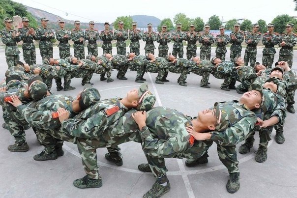 Новобранцы китайской армии во время психологической подготовки, Тунлин, Китай.