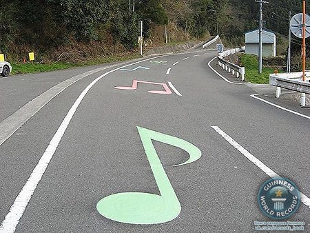 В нескольких местах Японии можно проехать на автомобиле по музыкальным дорогам. На участке шоссе размещаются бороздки разной глубины и на разном расстоянии друг от друга. При проезде по этому участку на определённой скорости вибрация от бороздок через колёса передаётся в салон машины, где превращается в какую-нибудь мелодию. Если в Японии музыкальные дороги делают главным образом для туристов, то в Южной Корее подобные отрезки конструируют на особо монотонных шоссе, чтобы привлечь внимание водителей и не дать им заснуть.