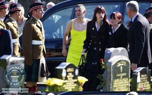 На похороны своего лучшего друга рядового Кевина Эллиота, Барри Дилэйни пришёл в платье. У них была договоренность, кто умрёт первым, второй придет в такой вот одежде. Друг погиб в Афганистане, во время ракетного удара.