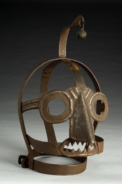 Scold s bridle — предмет, изобретенный в 1500‐ых годах в Британии и распространившийся затем по Европе. Железная маска, плотно облегающая голову, надевалась на женщин в качестве наказания за грубую болтовню и споры. Разговаривать в ней было невозможно. Сверху прикреплялся колокольчик для привлечения внимания.
