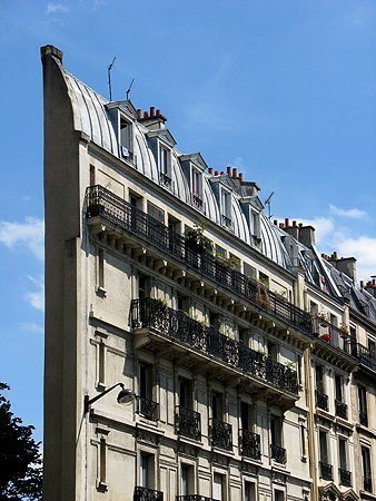 Здание Хоссмэнна, которое находится в Париже (Skinny Haussmann building, Paris), является самым узким зданием в мире.