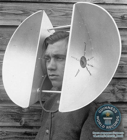 Звукоулавливатель — акустический прибор, применявшийся в ПВО для обнаружения самолетов противника.