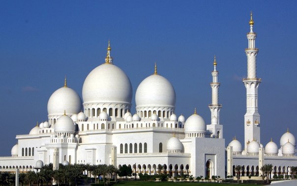 Мечеть шейха Зайда в Абу-Даби — одна из шести самых больших мечетей в мире и может уместить 40 000 человек.