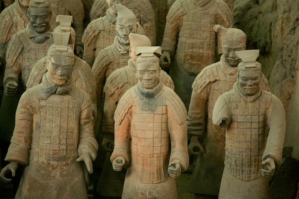 Воины терракотовой армии, провинция Шэньси, Китай. Каждая статуя имеет уникальные черты лица и фигуры, и когда-то все они имели красочный слой.