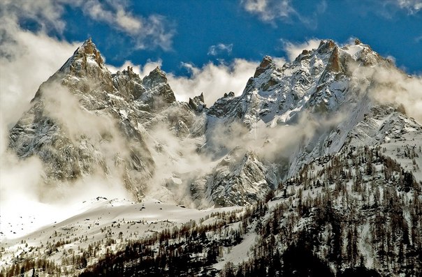 Монблан — кристаллический массив, является высочайшей горой в Альпах, принадлежит к Западным Альпам, находится на границе Франции и Италии, самая высокая гора в Западной Европе (4810 м).