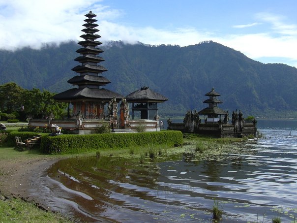 Pura Bratan, остров Бали, Индонезия..