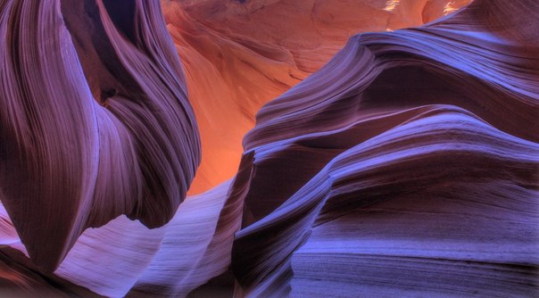 Каньон Антилопы расположен в национальном парке Навахо, в штате Аризона. Миллионы лет вода точила эти скалы, и в результате получилось необычное и яркое зрелище.