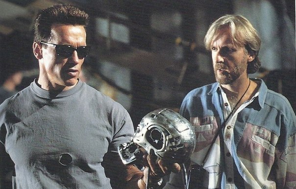 Редкая фотография со съемок фильма «Терминатор 2: Судный день». Арнольд Шварценеггер и Джеймс Кэмерон, 1991 год.