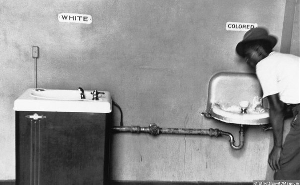 Умывальник для белых и умывальник для цветных. США, Северная Каролина, 1950 год. Автор снимка — американский фотограф Эллиотт Эрвитт.