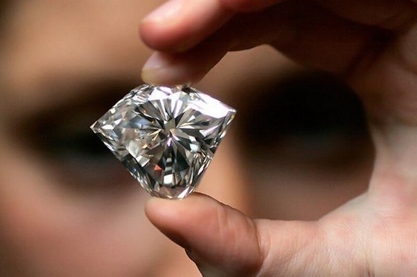 Алмазы образуются в земной коре на глубине более 200 км. Только благодаря извержениям вулканов, алмазы переносятся на глубины, досягаемые человеком. Средний возраст любого бриллианта — около полутора миллиардов лет.