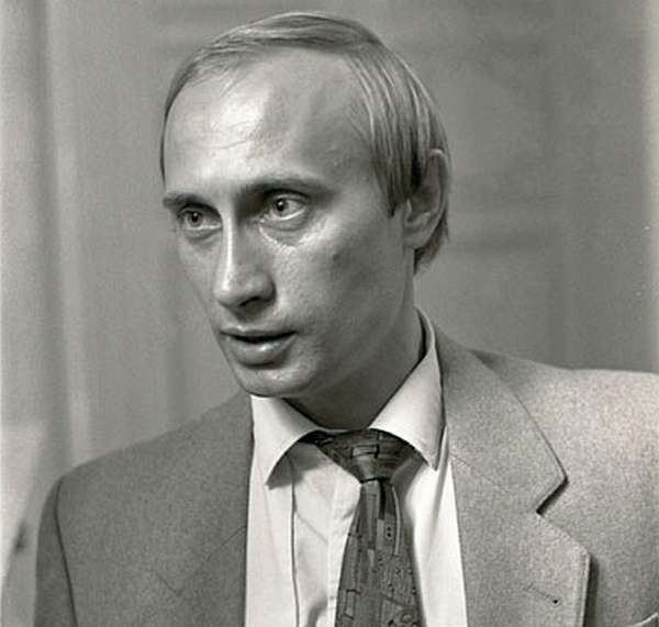 Во время службы в КГБ Владимир Путин имел прозвище «моль».