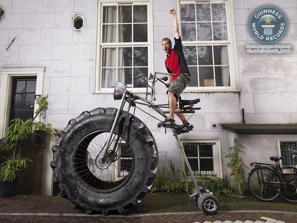 Голландец Ван дер Бошем построил велосипед, который весит 750 килограмм. В дело пошли стальные трубы, части от велосипедов и шина от трактора. (Фото Ranald Mackechnie | Guinness World Records)