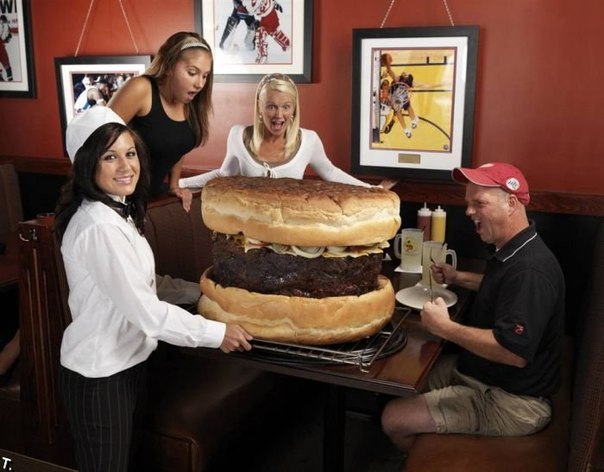 Самый большой съедобный гамбургер весит 74,75 кг и стоит 399 долларов в меню гриль-бара «У Мэлли» в Саутгейте, штат Мичиган. Эта вкуснятина была сделана 29 августа 2008 года.