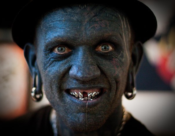 Лаки Даймонд Рич - новозеландский гражданин, занесённый в 2006 году в Книгу рекордов Гиннесса как самый татуированный человек в мире. Его тело покрыто татуировками практически на 100%, включая пенис, уши и рот.