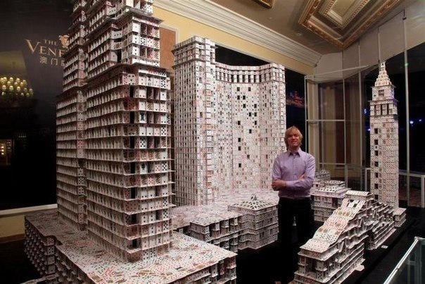 Брайан Берг – самый терпеливый человек на свете! Он собирает просто невероятные конструкции из игральных карт, а потом… сам же их и разрушает!