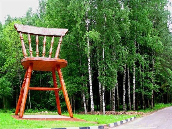 В Дубне (Россия), перед въездом на завод Экомебель находится самый большой в мире стул из массива натурального дерева. Стул построен в 2005 году, в виде подарка ко дню города от мебельного комбината.