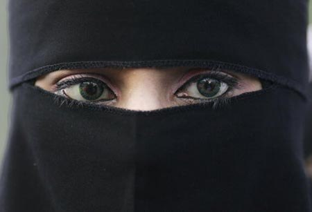 В 2008 году 50-летняя жительница Саудовской Аравии подала на развод после того, как ее муж попытался разглядеть ее лицо под паранджой в то время, когда она спала. До этого он не видел лица своей жены на протяжении 30 лет.