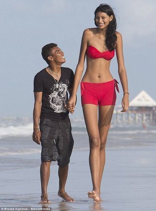 Самая высокая в мире девушка и ее низкорослый бойфренд: